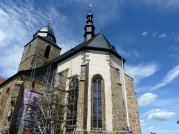 Einrüstung von St. Crescentius an der Südseite (Foto: Karl-Franz Thiede)